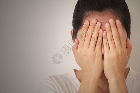痛妇女用双手蒙住脸感到悲伤压力或沮丧遭受压抑的女子绝望图片