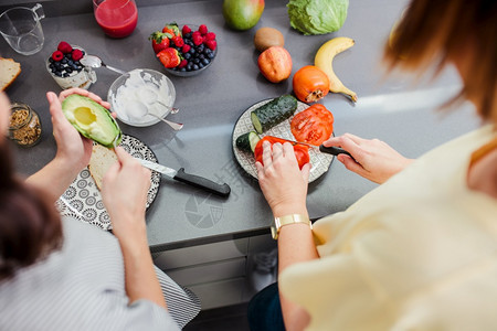 白种人在厨房柜台准备健康食品的两名妇女从上面看饮食和营养概念快乐的俏皮图片