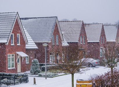 冬天城市景观一种在寒冷的冬日中现代荷兰村邻里一个荷兰村街道上下雪weatherlysnowywedch图片