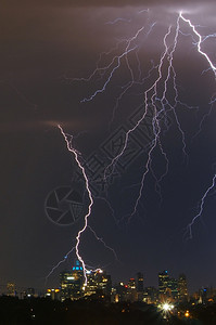 电气夏天危险在墨尔本市的天际线上闪电打击向墨尔本市的天际线发动攻击图片