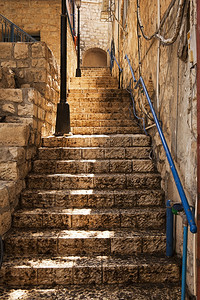 一块狭窄的石头楼梯穿过泽法特后巷在石灰上有些发光泽法特是伊斯利尔的一个具有历史意义的城镇以其神秘主义和在那里学习的人们奖金而闻名图片