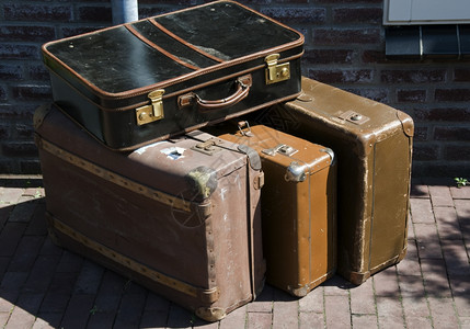 手提箱旧时代旅行的式李箱小路生锈的图片