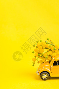 展示汽车黄色的俄罗斯莫科2019年月3日019年3月8日国际妇女节卡带有玩具模型的国际妇女节卡在黄色背景的华伦天人节上图片
