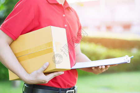 支付准备从送货员那里来箱装行李由送货员去运的邮箱手商业图片