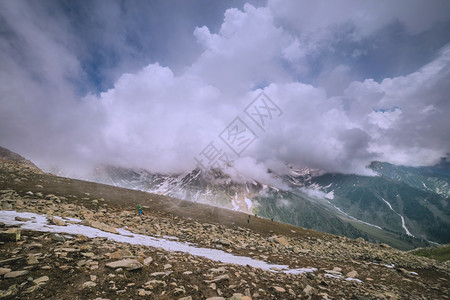 世界有云的风景山排岩石图片