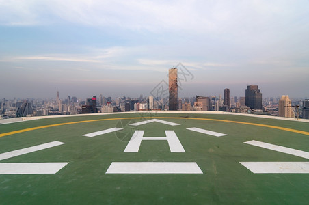 曼谷地标市顶楼停泊直升机商业区日落时间停泊直升机车场城市的图片