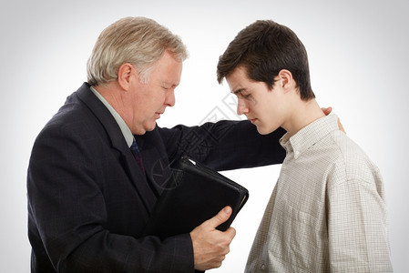 牧师带领一个年轻人祈祷接受对主的信仰人们宗的图片