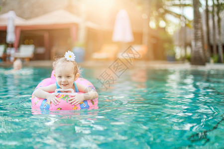在水池里游泳的孩子图片
