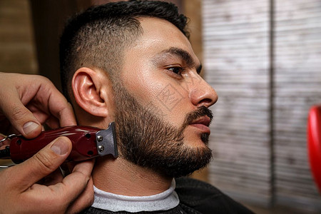 关心这家伙是一个深色头发的亚洲印地安人出现在理发店影视形象上的剪发成人技能图片