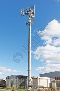工业建筑附近蓝天对塔的通信手机讯电话Tower供应塔架天线图片