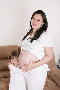 肚子手与女儿一起的孕妇肖像漂亮图片