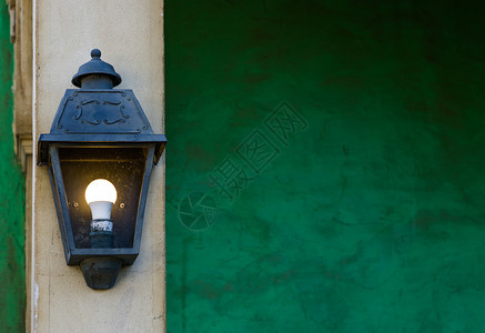 历史点亮挂在石柱上房屋装饰和照明的旧灯笼晚上图片