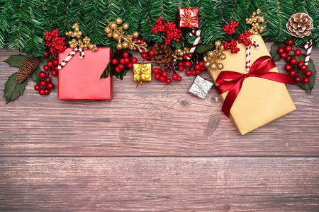 问候木头假期圣诞季节背景和新年快乐礼物盒和木本红樱桃以图片
