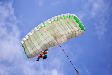 红色的美丽风险飞行在蓝天的极端活跃滑翔伞飞行极端活跃滑翔伞图片