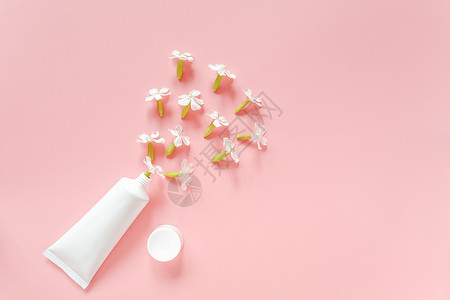 草本有创造力的白花和化妆品粉红色背景上用于奶油软膏牙或其他产品的医用白管概念天然有机化妆品顺势疗法美容模型顶视图提炼图片