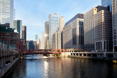 摩天大楼目的地美国伊利诺州芝加哥美国伊利诺州日出时在市中心的芝加哥河景建筑物图片
