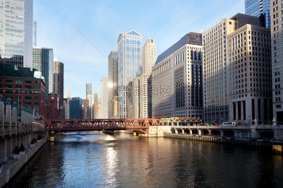 摩天大楼目的地美国伊利诺州芝加哥美国伊利诺州日出时在市中心的芝加哥河景建筑物图片