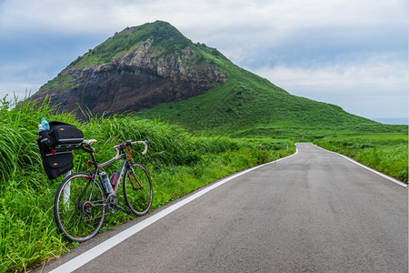 新泻摄影2014年8月2日本新伊加塔岛在日本新伊加塔省海岸外的Sado岛萨多乘自行车旅是日本最大的岛屿之一单身图片