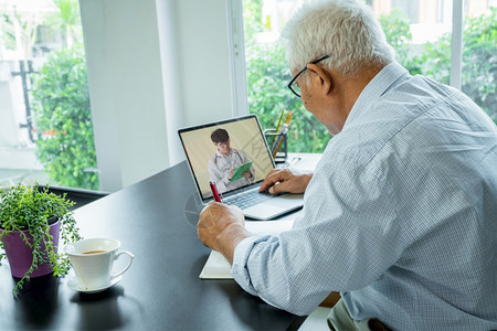 购物亚洲高龄夫妇使用计算机平板电脑在家中互联网上学习的亚洲老年夫妇新型正常生活方式概念为预防爆发冠状而进行社会脱位运动服务退休图片