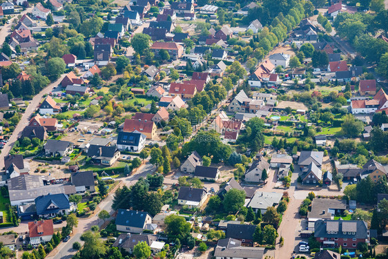 结石对典型德国郊区的空中观察有独立房屋和近邻飞行时有旋翼机行时有偏僻房屋和近邻天线家庭图片