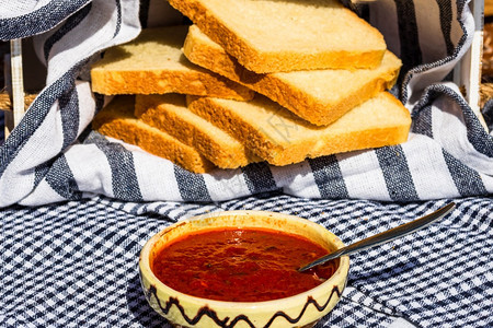 饮食烹饪一种碗加番茄酱和面包片在背景中以生锈的成分图片