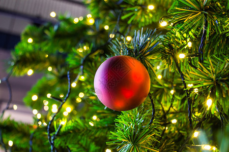 红色装饰球的圣诞树图片