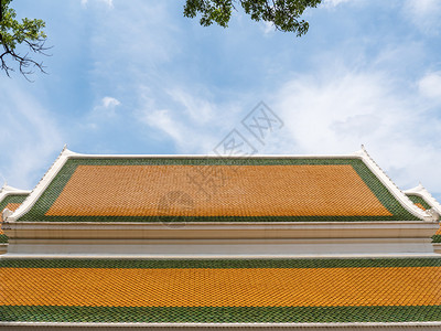 丰富多彩的亚洲人时间屋顶多彩上面有泰国传统教堂的土瓷砖夏日在清蓝天空下图片