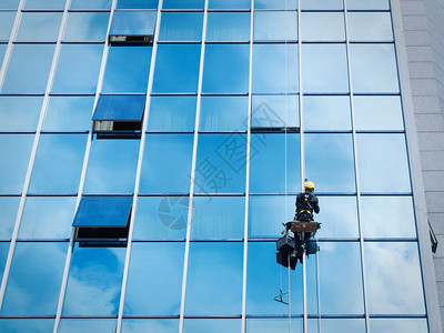 电缆天空刮板窗户清洁工人在玻璃外面作暂停使用重型工程概念图片