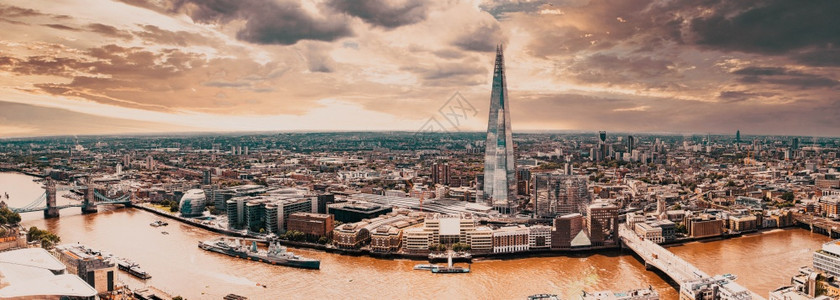 区南伦敦与大桥沙哈德摩天楼和泰晤士河的空中航向英国王图片