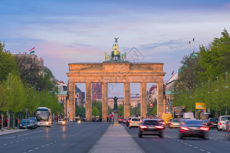 夜晚拱首都德国日落时柏林勃兰登堡门图片