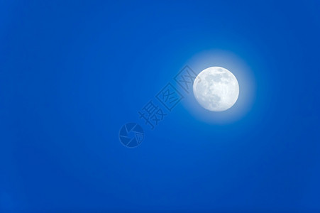 天文勘探月亮满清晨在蓝天的雾中浪漫图片