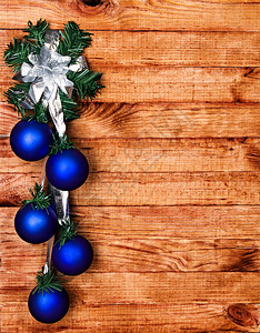 球空的带有装饰品圣诞边境木背景上的装饰品框架图片