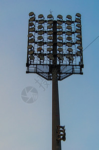 运动的空洞反射器高功率体育场的防光灯对着美丽的天空图片