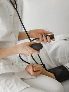 检查血压的医生院听诊器专业的图片