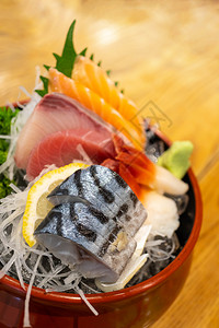 萨巴冲浪有机的新鲜切片生鱼日本菜高清图片