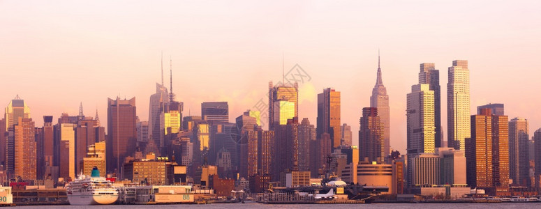 曼哈顿市中城日落时的天线美国纽约州市全景温暖的城图片