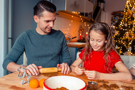 白种人圣诞节快活父亲和小女儿在家做圣诞饼干快乐节日家庭在Xmas度假时烤姜面包饼干庆祝圣诞快乐图片