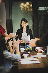 美丽的庆祝亚洲人贺在办公室会议批准亚洲自由女职业妇项目并在办公会议室获得核准图片