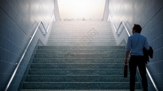 街道商人爬上通往城市的楼梯雄心勃的概念和成功商业入胜步行超级英雄图片
