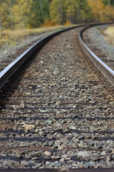 金属铁路轨道的优雅隐喻曲线重点是前景和无的远距离代表前方未知者的旅行路线地点是加拿大不列颠哥伦比亚沿16号公路C岩石木头图片