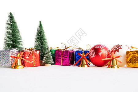 弓圣诞节背景概念圣诞礼物盒和树有金铃松锥白底红的球和面色的牛皮纸图片