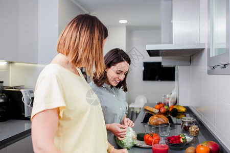 美食简单健康品概念在家庭厨房烹饪蔬菜夏沙拉的开心朋友厨师年轻的图片