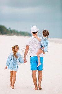 父亲和孩子们享受沙滩暑假图片