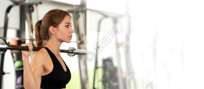强大的可爱体育锻炼广告横幅可爱女孩在健身室的复印间很硬竞技图片