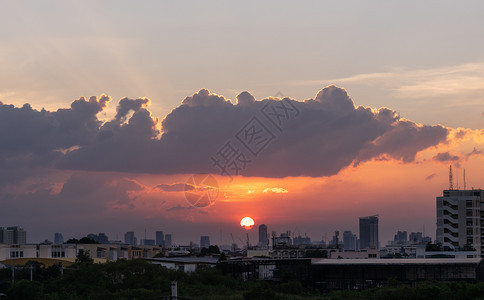 太阳在城市中落下时天上闪耀着奇幻的夜光日出风景优美旅行图片