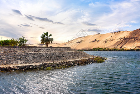 天际线尼罗河沙丘日落时在埃及的阿苏恩尼罗河沙丘传统的冒险图片