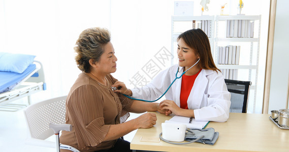 滴医生使用听诊器在医院检查老年妇女病人在医院检查健康他的图片