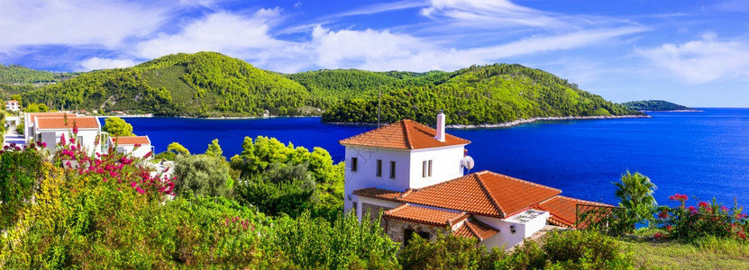 海希腊美丽的岛屿斯波普洛与令人惊艳的全景湾水夏天图片