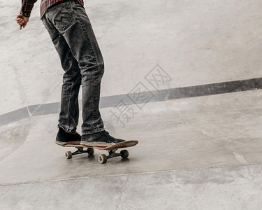 与户外城市公园玩滑板的人潮微笑闲暇图片