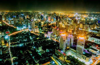 踪迹高的摩天大楼被照亮时泰国曼谷ThasiaCityBang在夜间对大亚洲城市进行观测建造照明图片